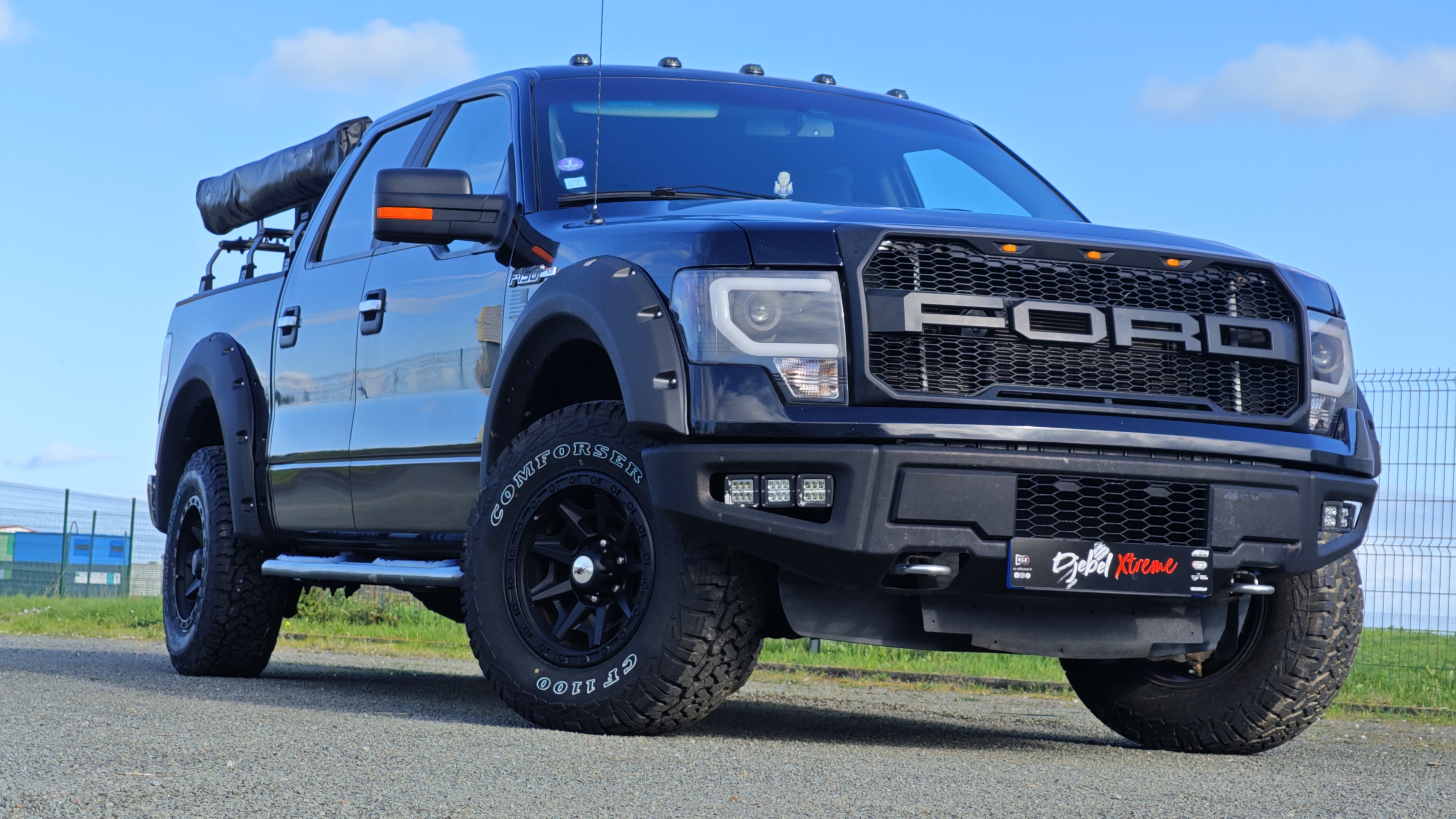 Vue de 3/4 face du FORD F150 TENTE ET AUVENT FERMÉS